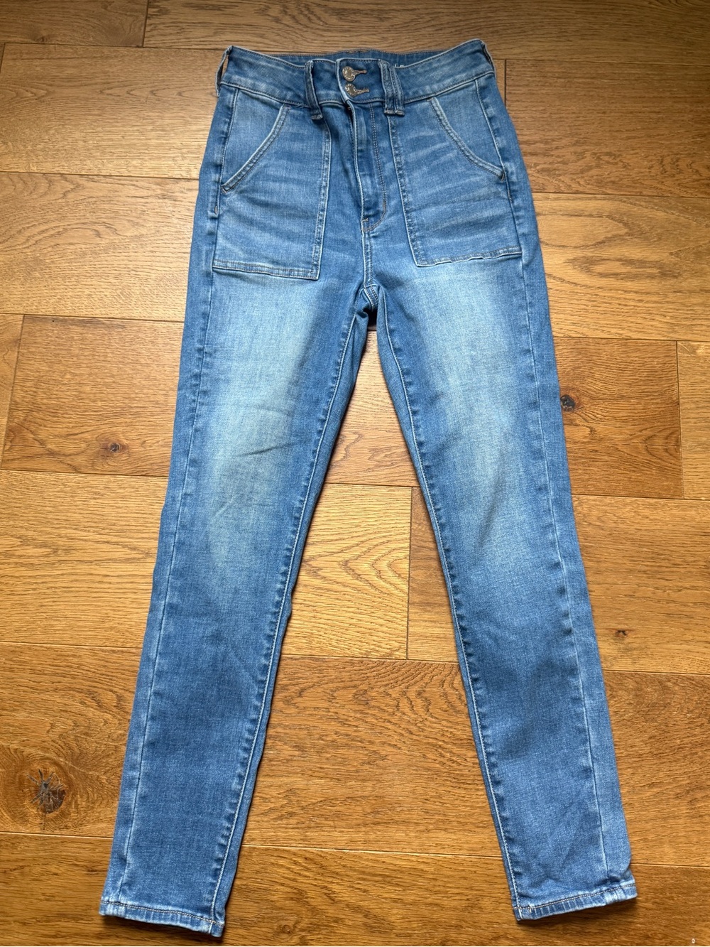 American Eagle high-waisted skinny jeggings a light wash and front pockets.